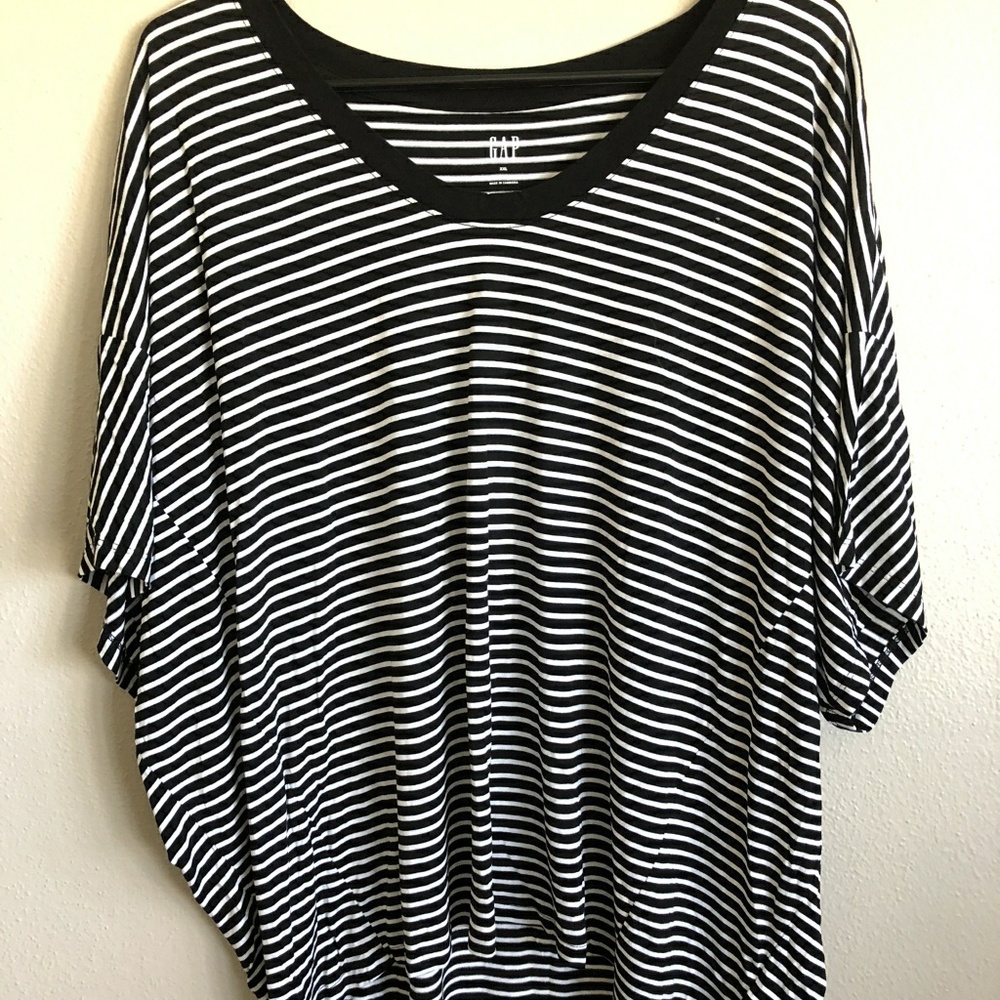 GAP Hi-Lo Tee
